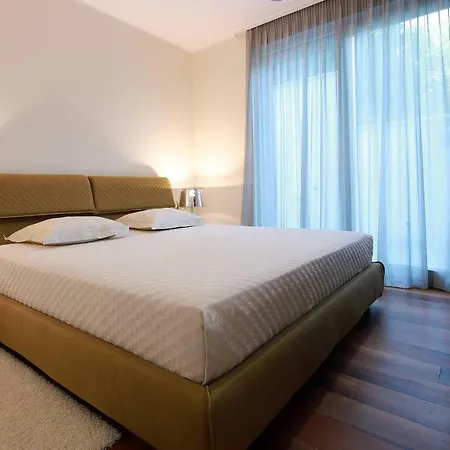 Deluxe Apartment *